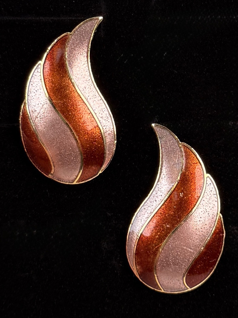 Beautiful, vintage, goldtone, enamel clip on earrings